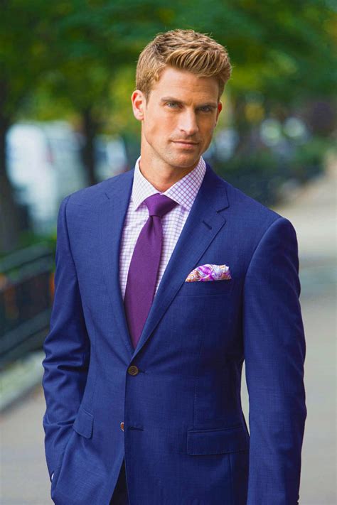 what colour tie goes with navy suit